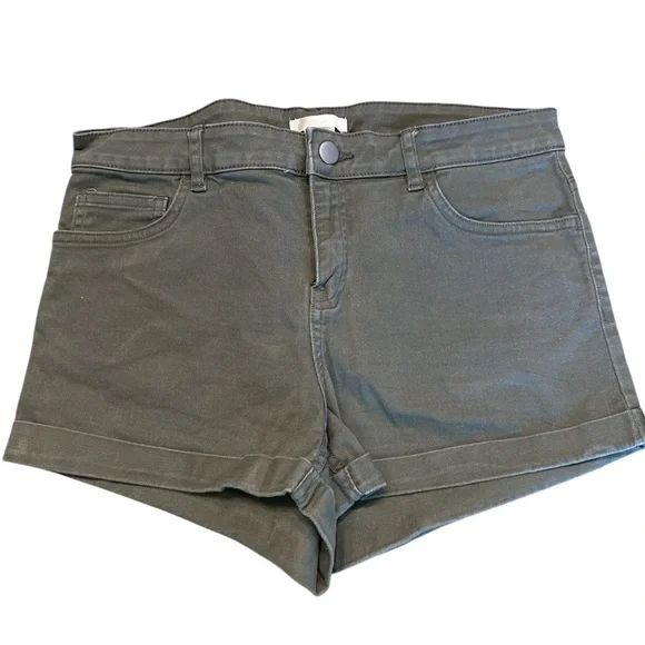 5/$25 H&M Olive Green Women's Shorts - Picture 2 of 5